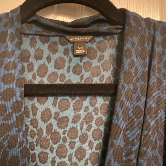Ann Taylor XS Ruched Leopard Print Top - Picture 2 of 3